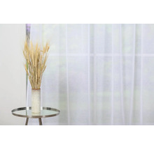 Spice decorative de grâu într-o vază pe o măsuță laterală în fața unei ferestre cu perdea.