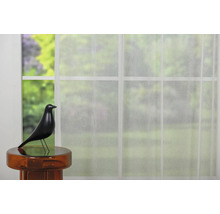Vedere de la fereastră cu perdea transparentă și figurină decorativă pasăre