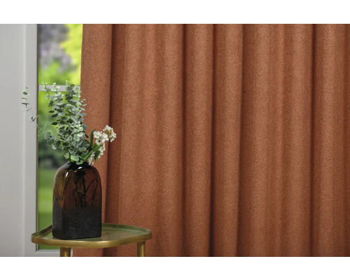 Ambianță decorativă de locuit cu perdele maro, masă și vază de flori.