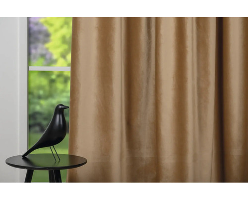 Cortină decorativă lângă o fereastră și o figurină decorativă pasăre pe o masă