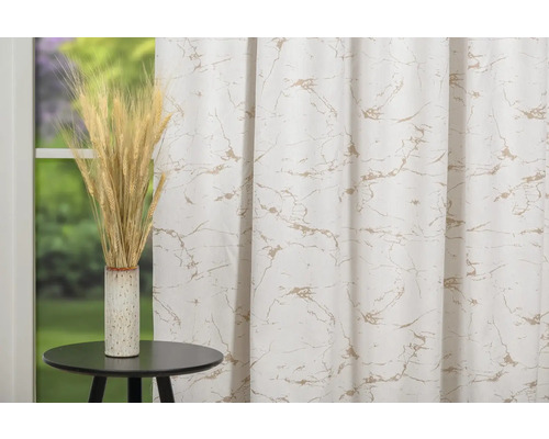 Cortină decorativă cu model de marmură lângă o masă cu o vază și grâu