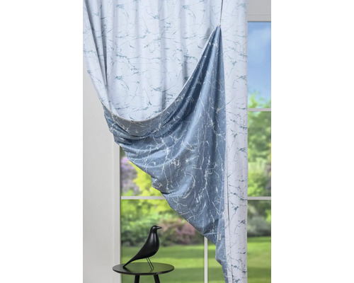 Perdea decorativă pentru fereastră cu model de marmură și o figurină decorativă pe o masă