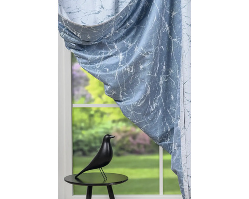 Șaluri decorative cu model de marmură în fața ferestrei cu statuie de pasăre