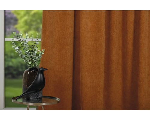 Perdea decorativă glisantă lângă o masă cu decorațiuni în fața unei ferestre