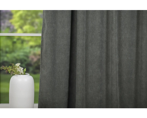 Cortină gri lângă o fereastră cu vază