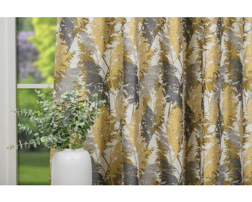 Perdea decorativă cu model de plante lângă o vază cu eucalipt