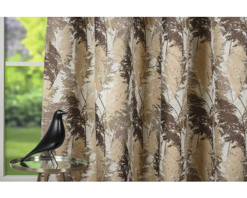 Cortină cu motiv de iarbă în fața ferestrei