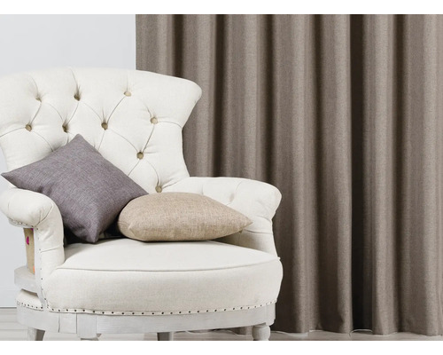 Fotoliu tapițat cu perne decorative și perdea