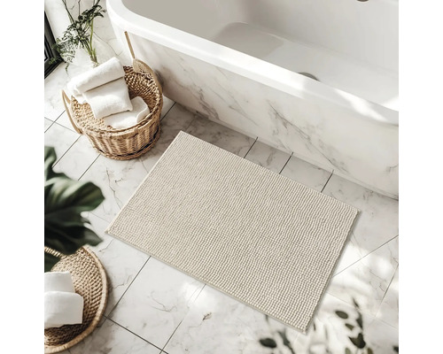 Scenă de baie cu cadă, covor de baie și coșuri cu prosoape