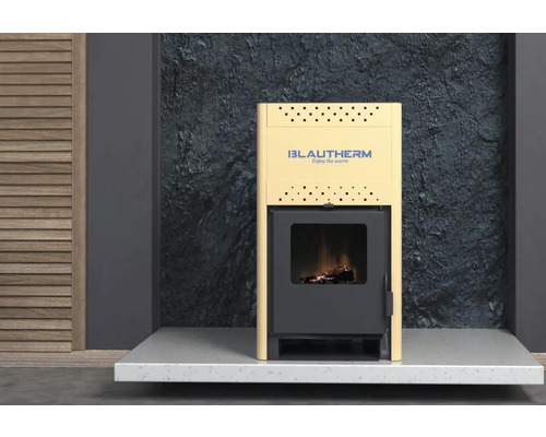 Șemineu cu logo Blautherm într-o sufragerie