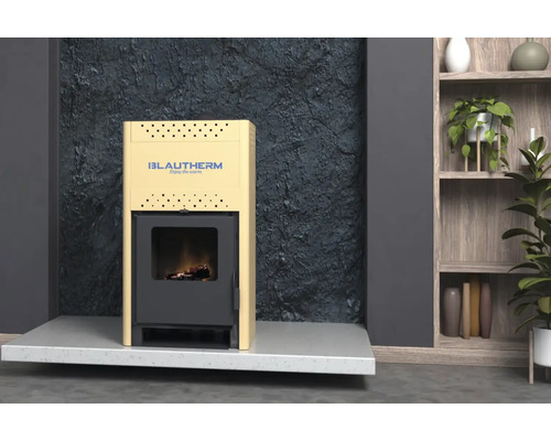Șemineu cu logo Blautherm într-o cameră de zi