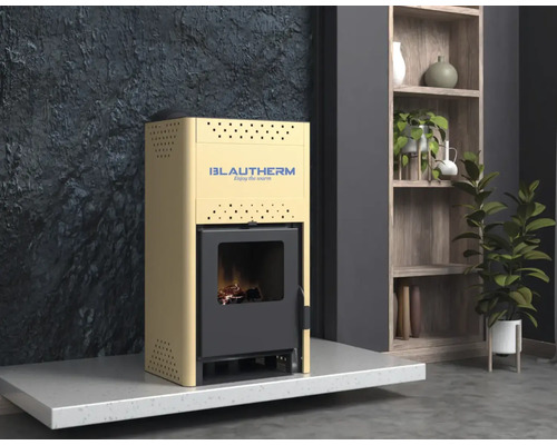 Șemineu cu logo Blautherm într-un spațiu de locuit.