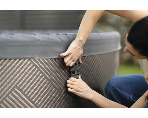 Persoană care fixează capacul unui jacuzzi cu catarame