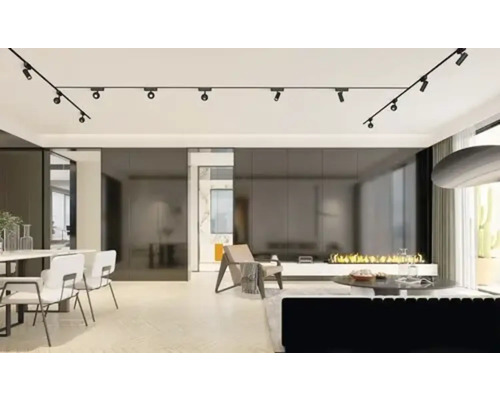 Living modern cu sistem de șine negre și spoturi LED, masă de sufragerie și șemineu.