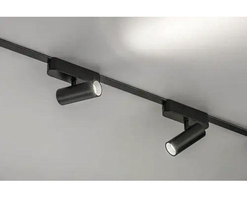 Două spoturi LED negre pe șină, pe o șină de pe tavan.