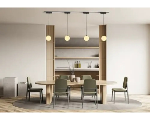 Sufragerie cu masă, scaune și lampă suspendată cu mai multe becuri