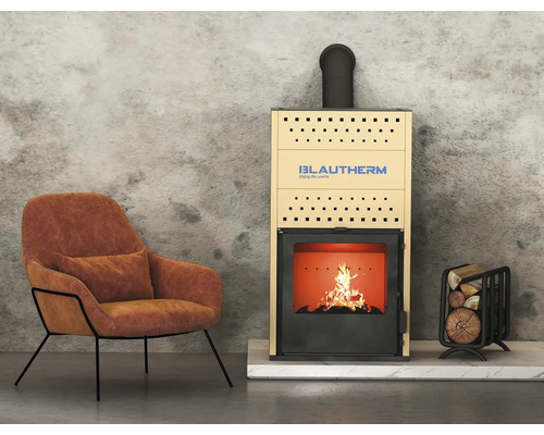 Cameră de zi modernă cu sobă, fotoliu și coș pentru lemne