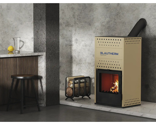 Scenă cu un șemineu, suport pentru lemne și scaun de bar într-un spațiu cu design modern.