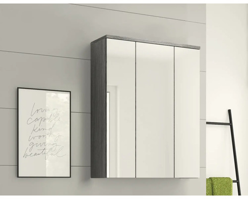 Scenă de baie cu dulap cu oglindă, decorațiuni și suport pentru prosoape