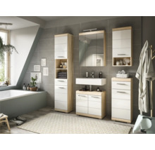 Baie cu lavoar, dulap cu oglindă, dulap înalt și comodă în decor deschis de lemn și alb