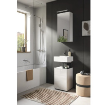 Baie cu cadă, paravan de duș, lavoar, dulap cu oglindă și covor de baie