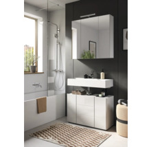 Baie cu cadă, paravan de duș, lavoar, dulap cu oglindă și covor de baie