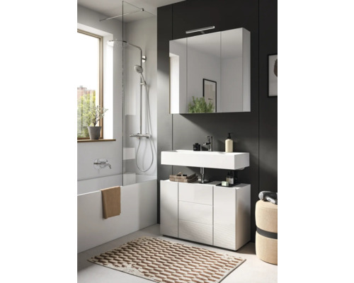 Baie cu cadă, paravan de duș, lavoar, dulap cu oglindă și covor de baie