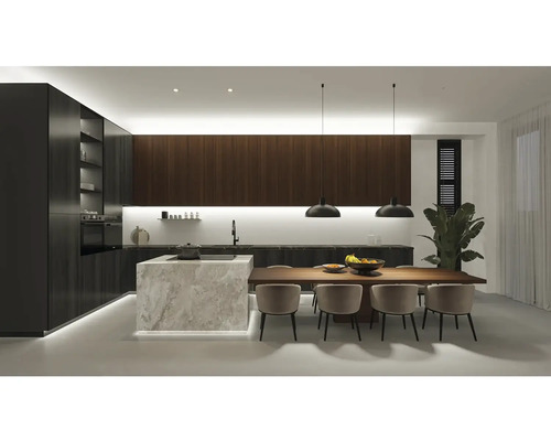 Bucătărie luminoasă cu insulă de bucătărie din marmură, dulapuri închise la culoare și o masă cu scaune.