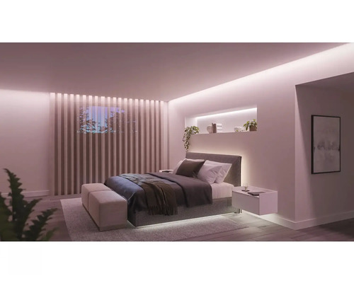 Dormitor cu pat, noptiere și iluminare indirectă