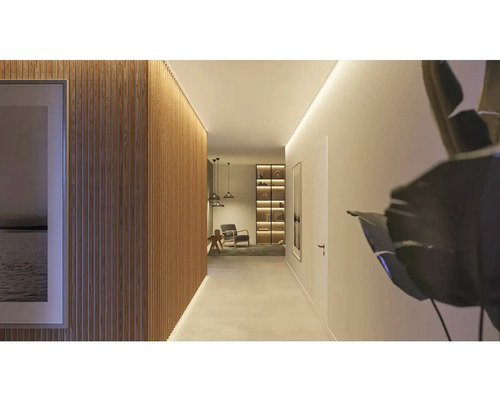 Hol luminos cu lambriuri din lemn, iluminat și raft