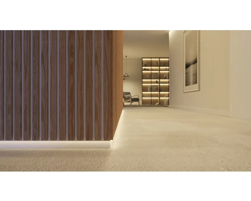 Interior cu lambriuri din lemn și construcție de rafturi iluminate