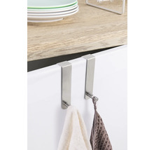 Două cârlige metalice de ușă cu prosoape atârnate de o ușă de dulap