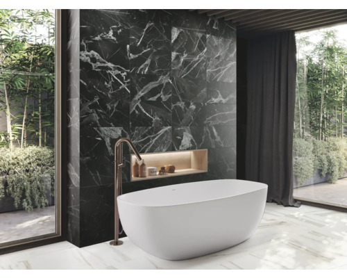 Baie cu cadă, perete de marmură neagră și fereastră mare