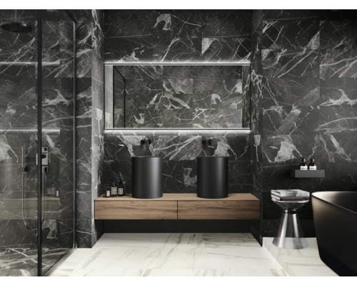 Baie modernă cu pereți din marmură închisă la culoare, două chiuvete așezate pe blat și un duș