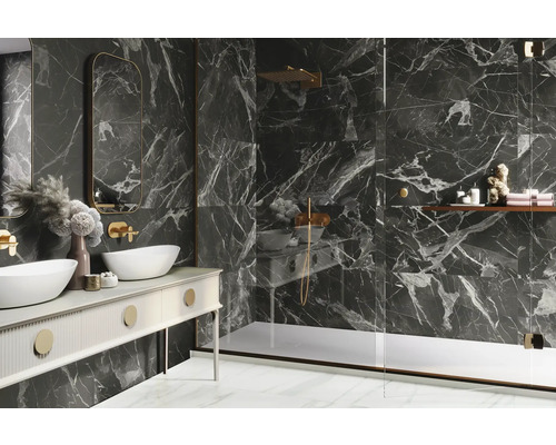 Baie modernă cu gresie de marmură, dulap de lavoar cu două lavoare și cabină de duș.