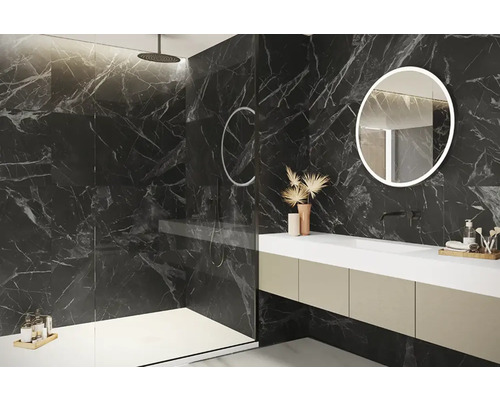 Baie modernă cu duș, dulap de bază pentru chiuvetă și oglindă