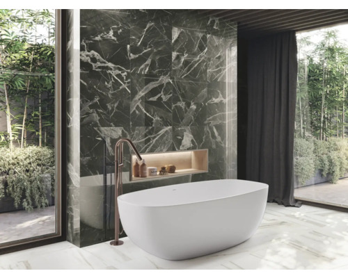 Baie cu cadă, robinet și plăci de perete cu aspect de marmură pentru o atmosferă modernă