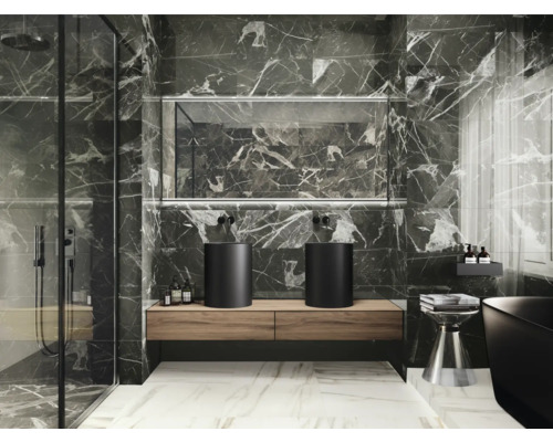 Baie modernă cu gresie de marmură închisă la culoare, dulap de bază pentru lavoar și lavoare rotunde aplicate