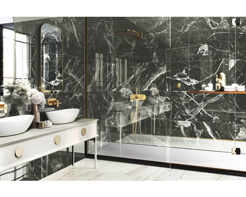 Baie modernă cu gresie de marmură, lavoar dublu și cabină de duș din sticlă