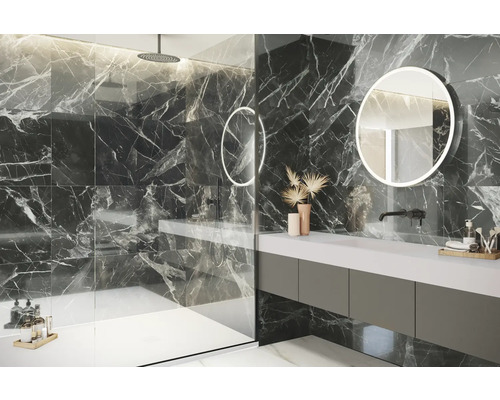 Baie modernă cu gresie de marmură, lavoar și oglinzi rotunde cu iluminare