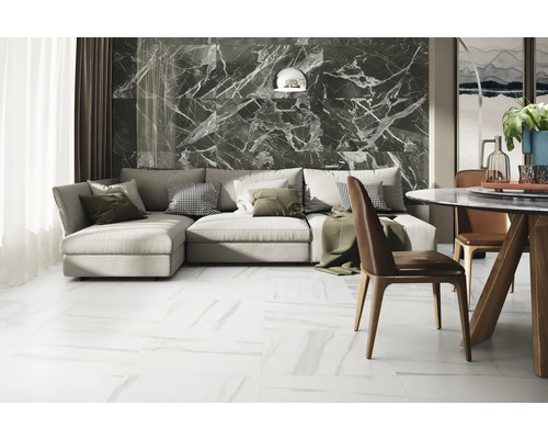 Cameră de zi luminoasă cu perete din marmură gri, canapea de colț și zonă de luat masa