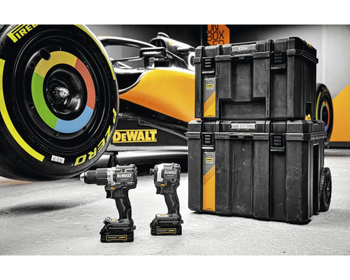 Scenă de atelier cu scule DeWalt, cutii de scule și o mașină de curse