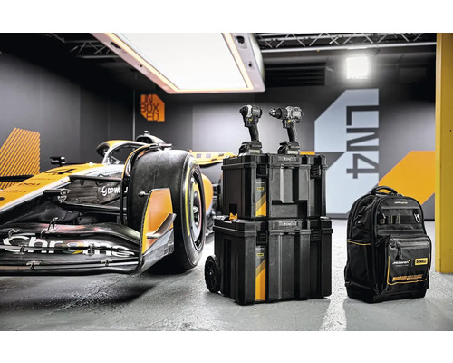 Scenă cu mașină de Formula 1, cutii de scule DeWalt, mașini de găurit cu acumulator și rucsac