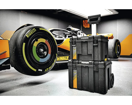 Cutie de scule cu mașină de curse în fundal