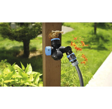 Distribuitor de irigare For_q cu furtun de grădină montat pe un robinet exterior