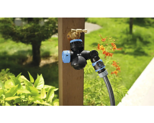 Distribuitor de irigare For_q cu furtun de grădină montat pe un robinet exterior