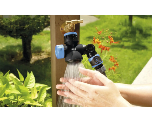Adaptor furtun de grădină cu funcție de duș și jet de apă în utilizare