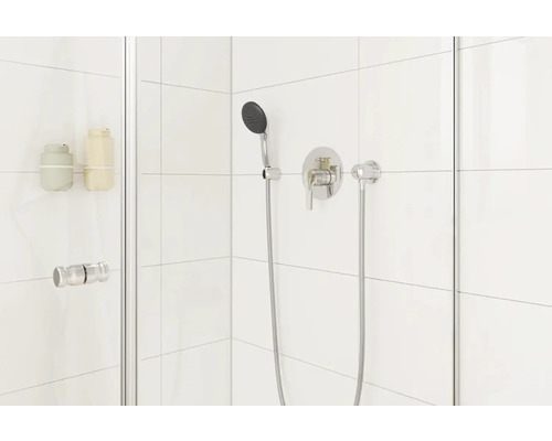 Cabină de duș modernă cu robinet și duș de mână pe un fundal de faianță albă.