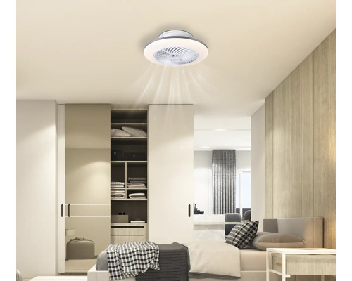 Dormitor cu ventilator de tavan și iluminare integrată