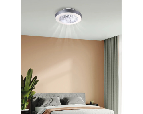 Ventilator de tavan cu iluminare integrată într-un dormitor